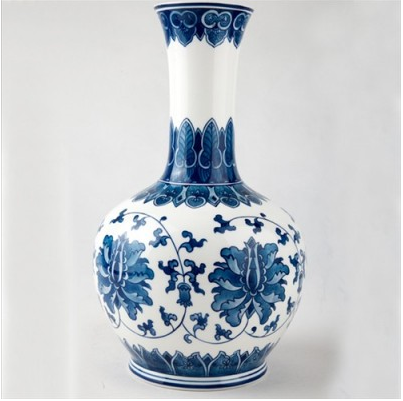 手绘骨瓷花瓶-釉下青花小梅瓶（带木托）