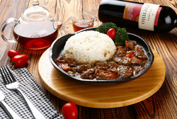 铁板风味黑椒牛柳饭Rice with Beef and Black Pepper on Hot Plate