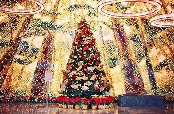 全球酒店圈“神仙打架” 1亿圣诞树 PK 环保圣诞树