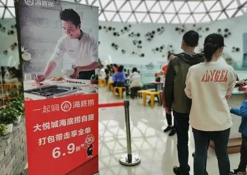从“坐不满”到排号等位一小时,为什么最先复苏的是火锅?