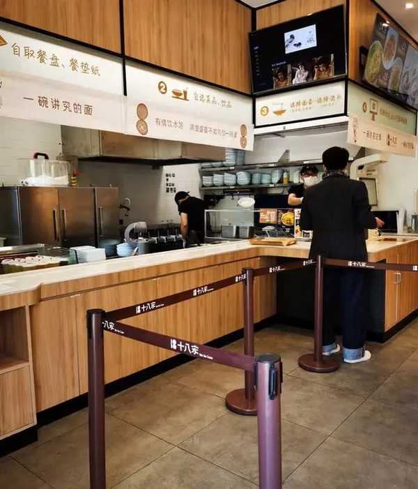 顶天立地不如铺天盖地!海底捞开快餐店,一碗面9.9元