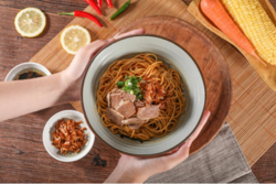 爆香蔥油牛肉拌面