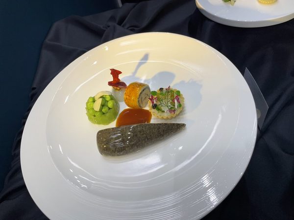 低溫雞胸、煎雞腿卷，甜豆萵筍塔、山藥泥