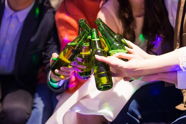 精致喝酒遇上"野酒撸串大排档",消费场景如何赋予餐饮业新的意义?