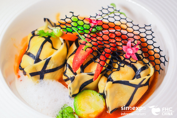 海鲜饺子配蔬菜 龙虾汁 蛤蜊泡沫
