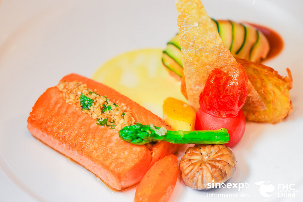 香煎紅點(diǎn)鮭魚配阿勒曼德少司