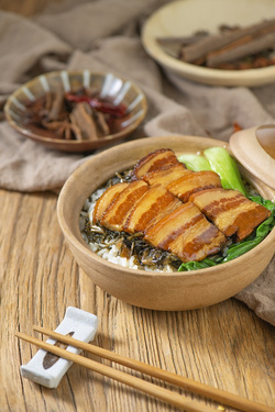 梅菜扣肉煲仔飯
