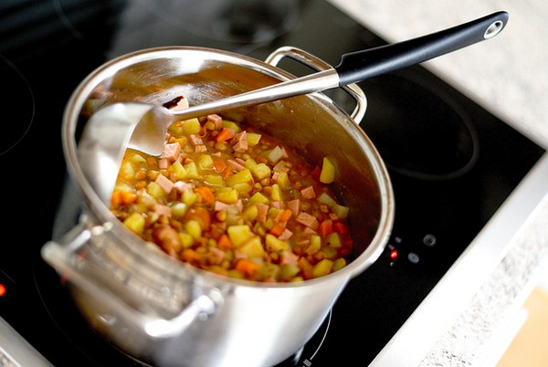 可倾斜式汤锅：提高烹饪效率的新选择