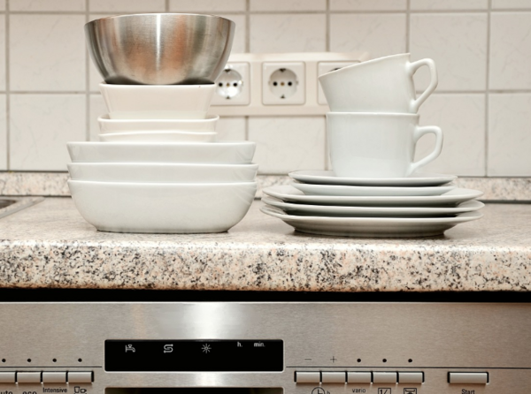 通道式洗碗机：高效洁净的厨房助手