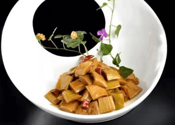 炭烧笋排：烟熏香鲜，独特口感的美味佳肴