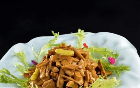 炭烧笋排：烟熏香鲜，独特口感的美味佳肴