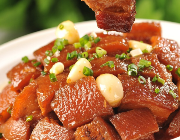 鲜香可口的五花肉烧笋：传统美食的魅力与独特风味