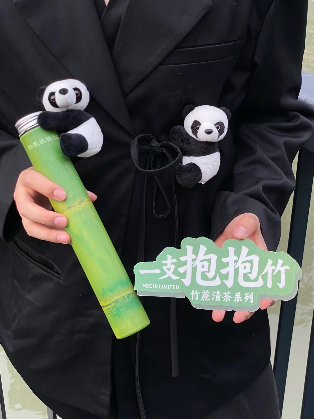 熊猫抱竹瓶