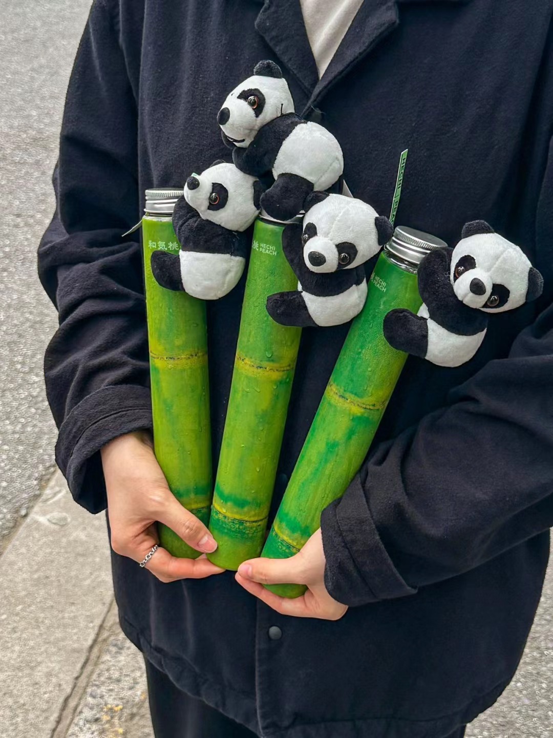 熊猫抱竹瓶