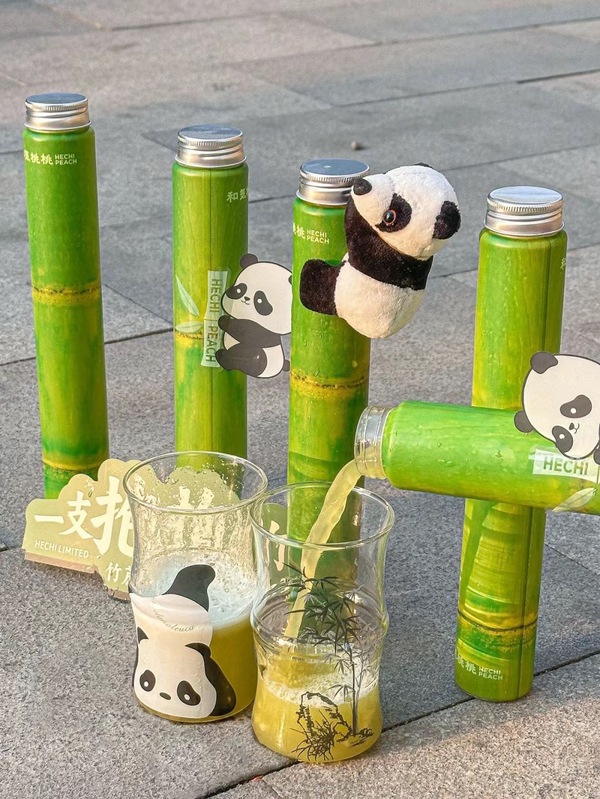 熊猫抱竹瓶