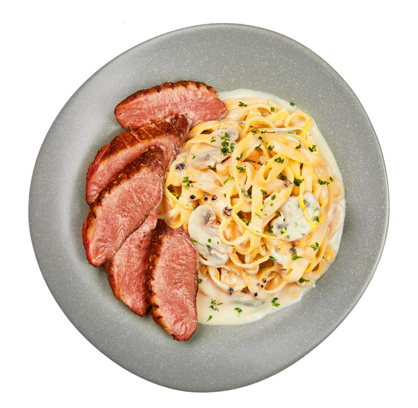 黑松露白酱佐烟熏鸭胸意面