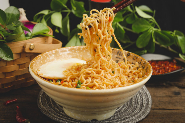 方便食品制造基地如何满足日益增长的市场需求与消费者口味变化？