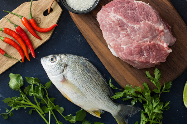 如何选择良好质量的生鲜肉禽采购渠道以提升餐饮品质？