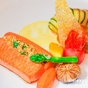 香煎红点鲑鱼配阿勒曼德少司