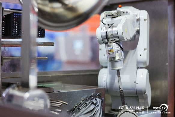 人工降40%，厨房压缩30%，炒菜机器人是餐厅效能革命必选？