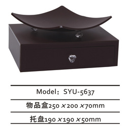 咖啡色物品盒